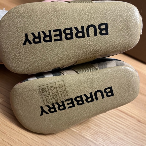 Burberry Newborn Boot - Picture 2 of 4